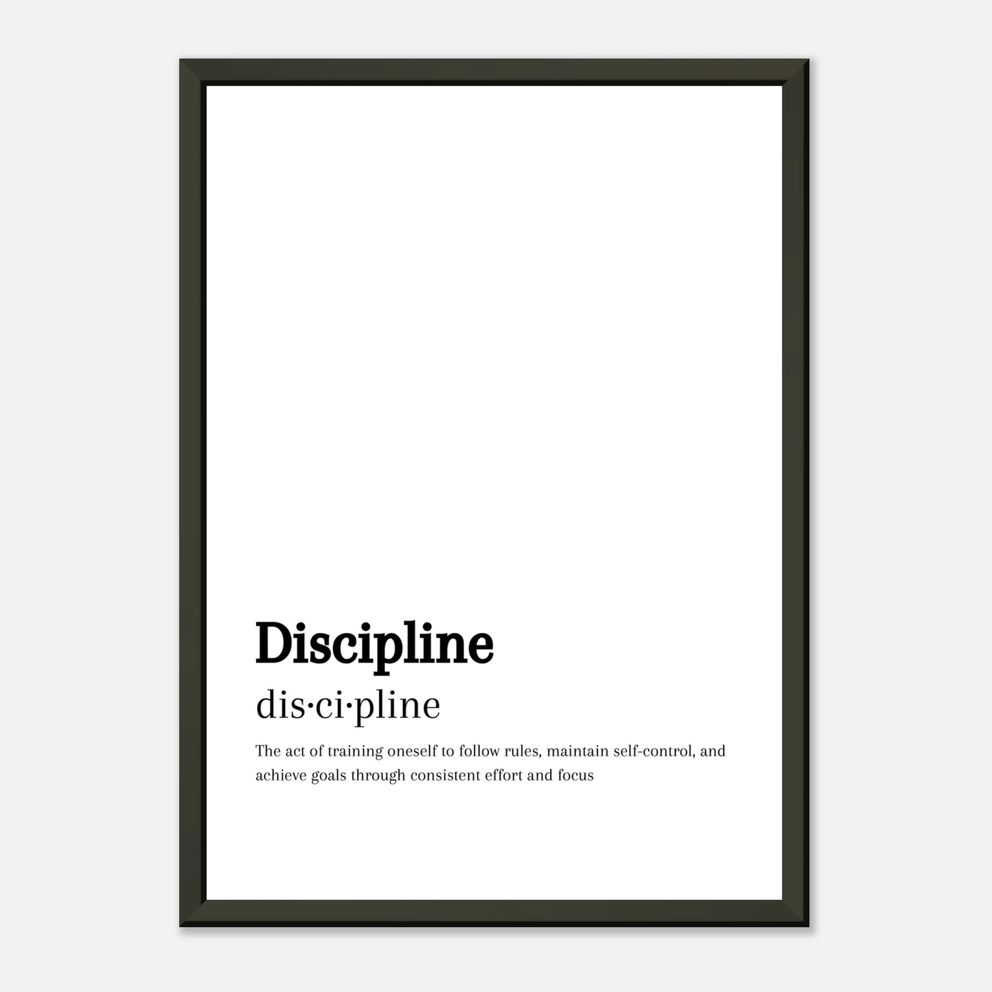 Wanddekoration in form eines Posters mit schwarzem Holzrahmen. schwarze Schrift auf weißem Hintergrund. Schrift zeigt die Definition von Disziplin