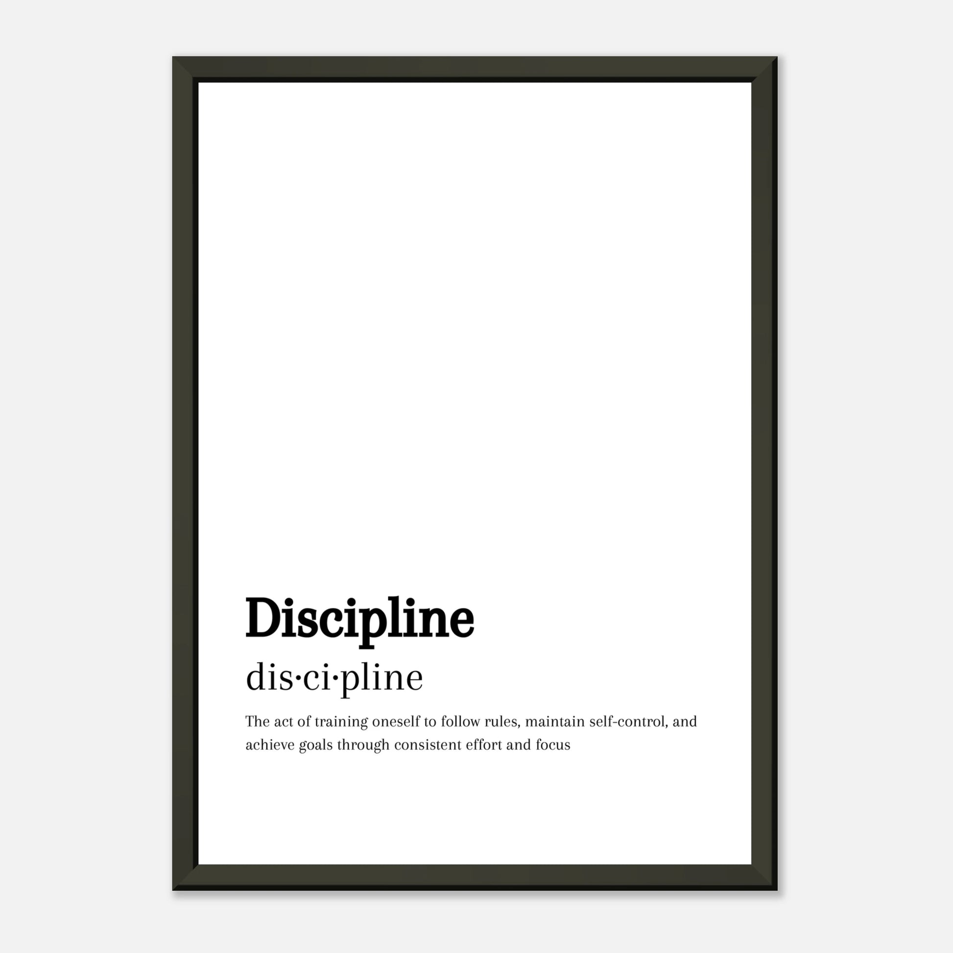 Wanddekoration in form eines Posters mit schwarzem Holzrahmen. schwarze Schrift auf weißem Hintergrund. Schrift zeigt die Definition von Disziplin