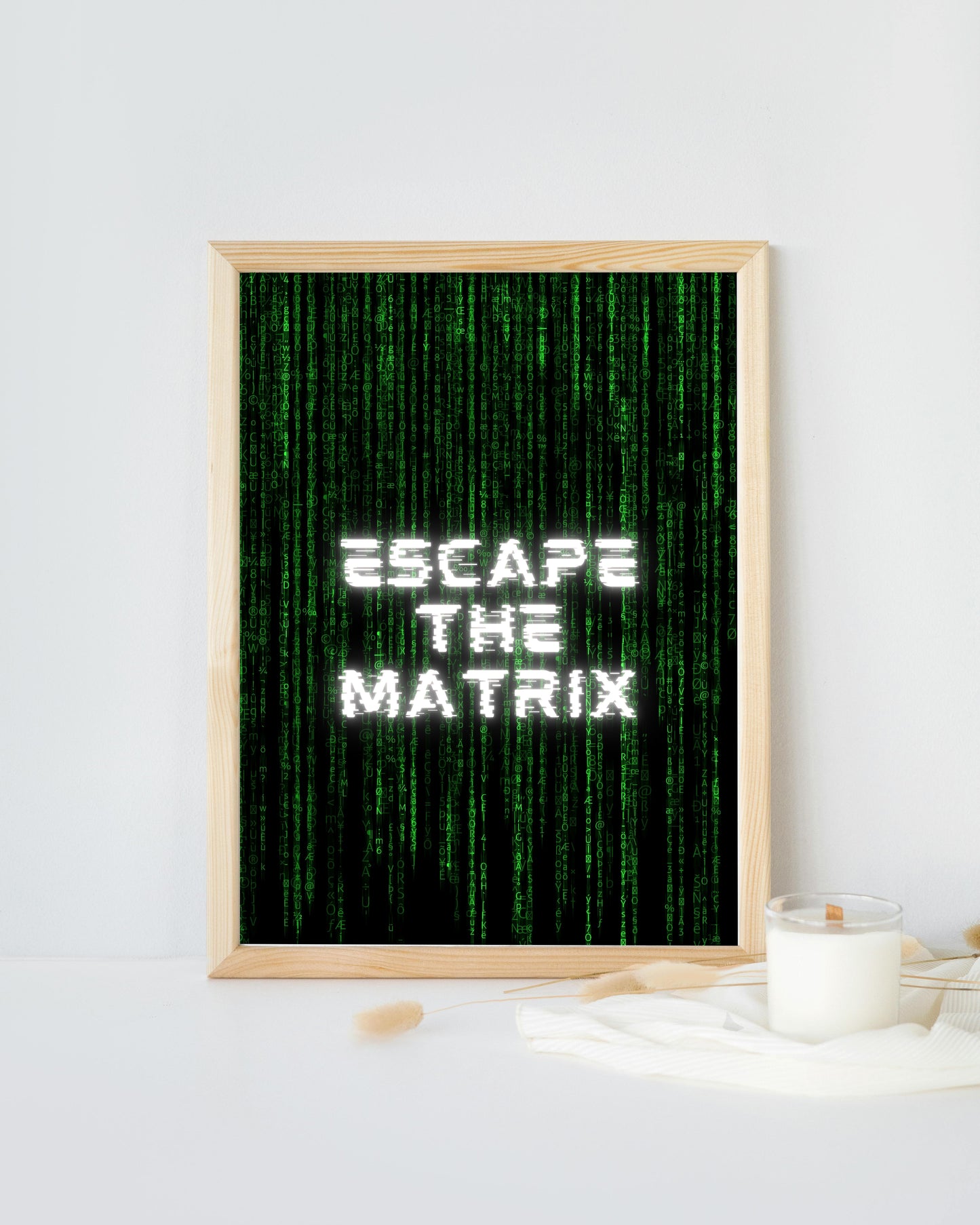 Escape the Matrix Schriftzug mittig mit Glitch-Effekt. Poster mit schwarzem Hintergrund, Holzrahmen und grünem Zahlenregen