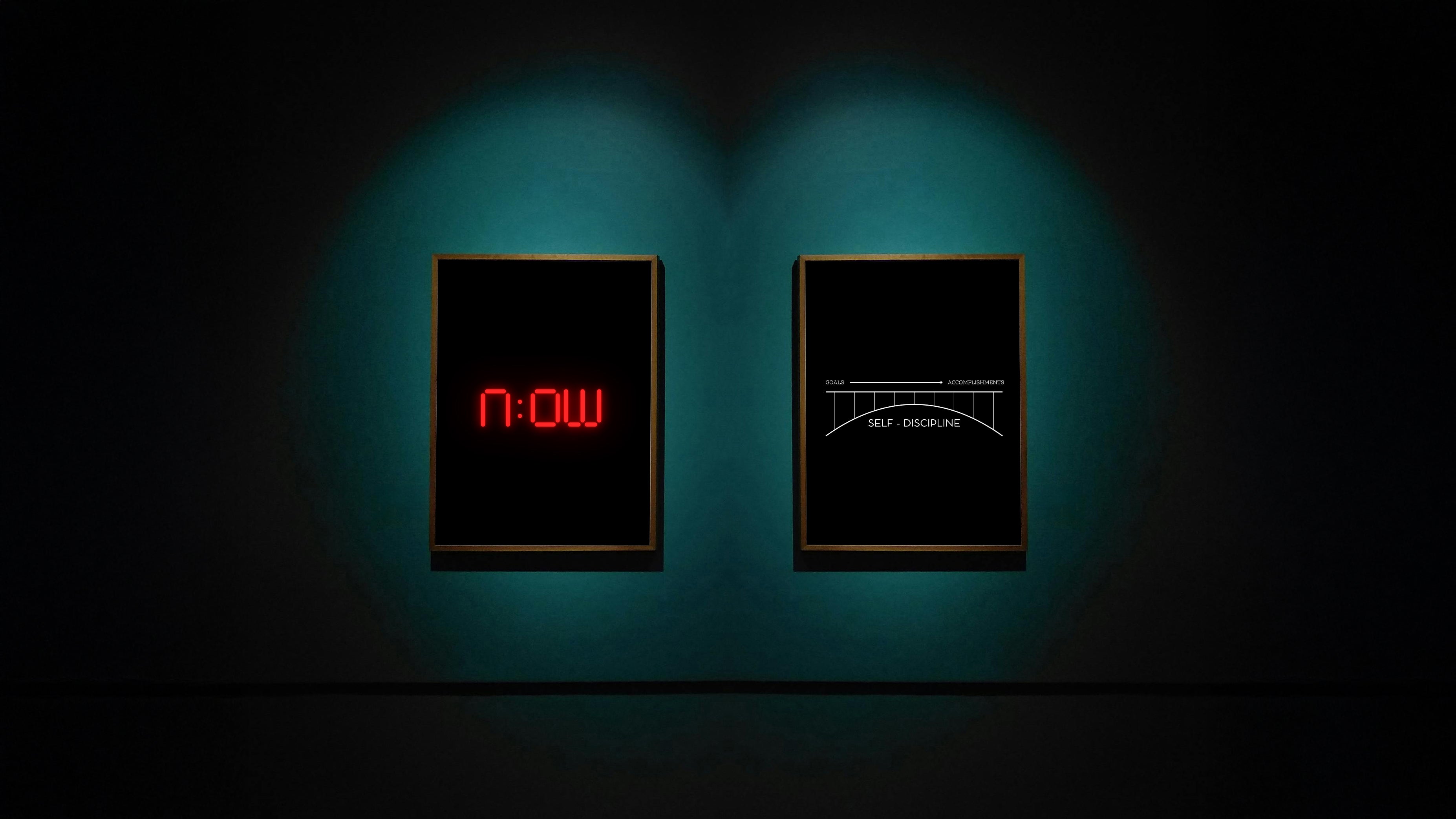 Minimalistisches Motivationsposter mit zwei gerahmten Bildern: Links eine digitale rote Anzeige mit dem Wort 'NOW', rechts eine Brücke mit der Beschriftung 'SELF-DISCIPLINE', die zwischen 'GOALS' und 'ACCOMPLISHMENTS' verbindet. Symbolisiert Motivation, Selbstdisziplin und Erfolg.